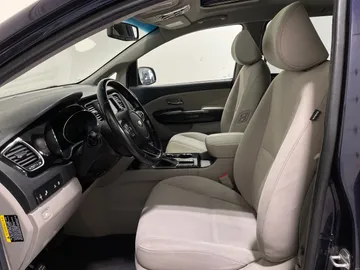 2020 Kia Sedona - image 3