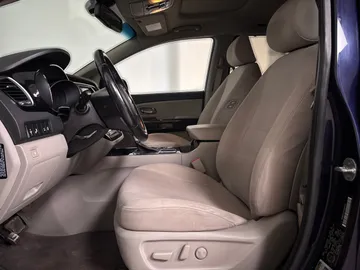 2020 Kia Sedona - image 3