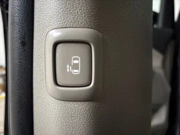 2020 Kia Sedona - image 32