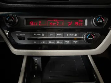 2020 Kia Sedona - image 24