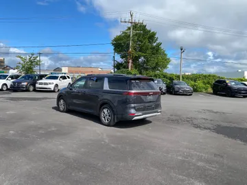 2022 Kia Carnival - image 7