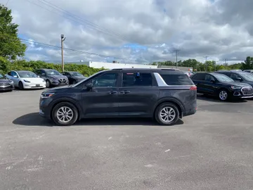 2022 Kia Carnival - image 4