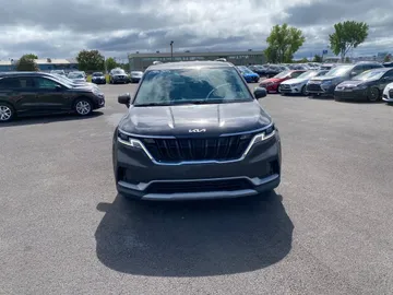 2022 Kia Carnival - image 2