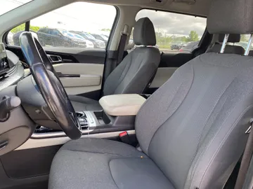 2022 Kia Carnival - image 9