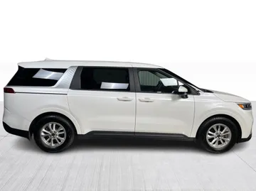 2022 Kia Carnival - image 2