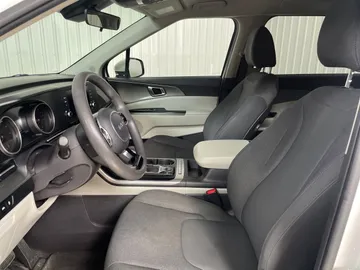2022 Kia Carnival - image 3