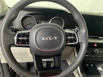 2022 Kia Carnival - image 17