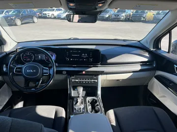 2023 Kia Carnival - image 9