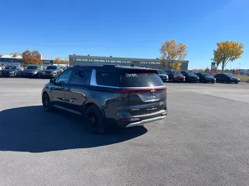 2023 Kia Carnival - image 7
