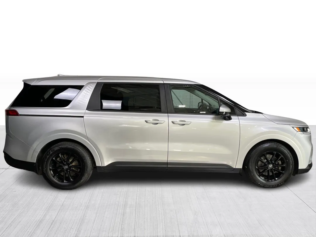 2022 Kia Carnival — photo 2