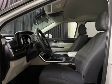 2022 Kia Carnival - image 3