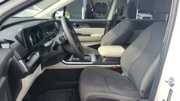2023 Kia Carnival - image 8