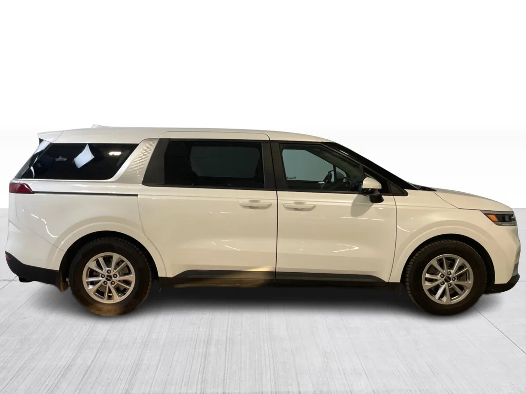 2022 Kia Carnival — photo 2