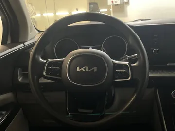 2022 Kia Carnival - image 17