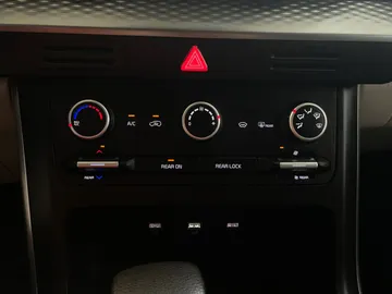 2022 Kia Carnival - image 22