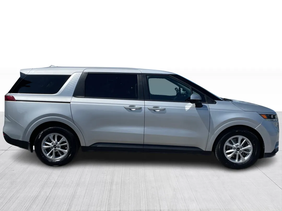 2022 Kia Carnival — photo 2