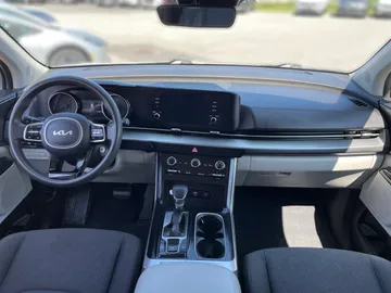 2022 Kia Carnival - image 4