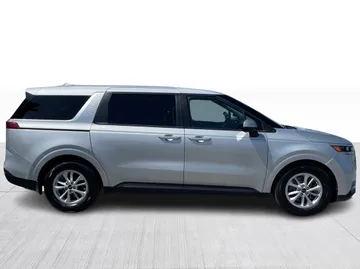 2022 Kia Carnival - image 2