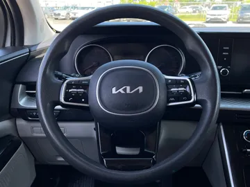 2022 Kia Carnival - image 17