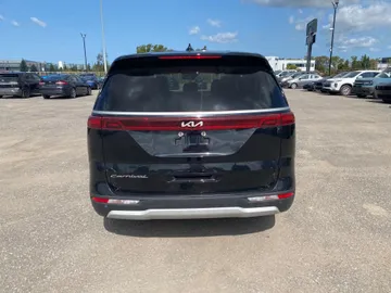 2022 Kia Carnival - image 6