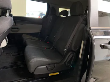 2022 Kia Carnival - image 13