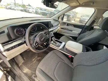 2022 Kia Carnival - image 7