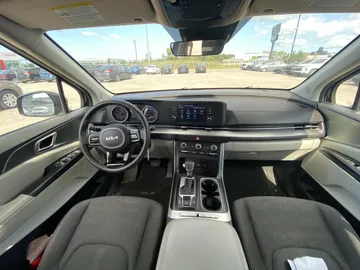 2022 Kia Carnival - image 8