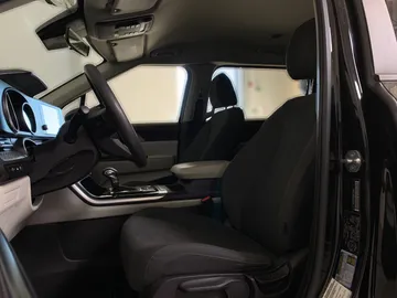 2022 Kia Carnival - image 4