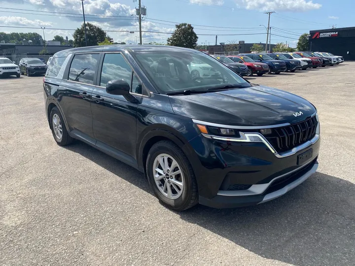 2022 Kia Carnival - main image