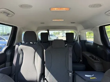 2025 Kia Carnival - image 7