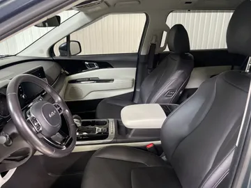2024 Kia Carnival - image 3