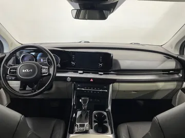 2022 Kia Carnival - image 4