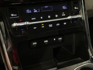 2022 Kia Carnival - image 21