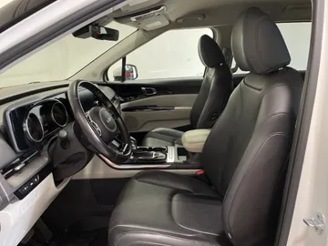 2022 Kia Carnival - image 3