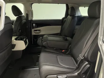 2022 Kia Carnival - image 14