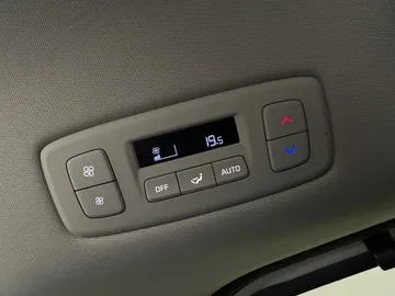 2022 Kia Carnival - image 29
