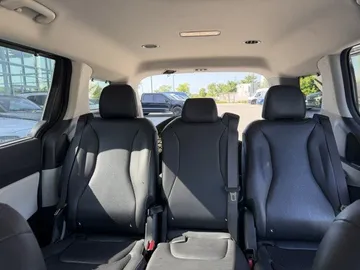 2023 Kia Carnival - image 7