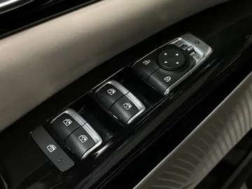 2023 Kia Carnival - image 24
