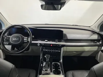 2023 Kia Carnival - image 4