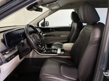 2023 Kia Carnival - image 3