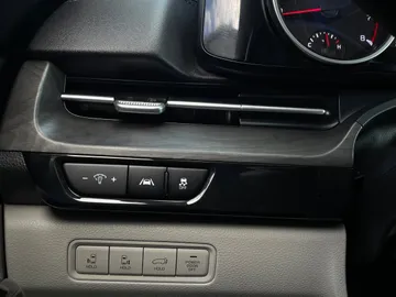 2023 Kia Carnival - image 32