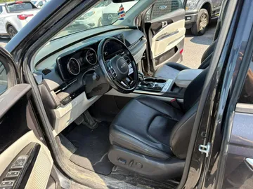2023 Kia Carnival - image 8