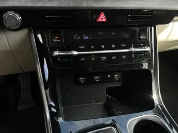 2023 Kia Carnival - image 22