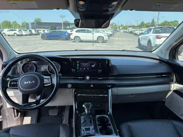 2023 Kia Carnival - image 9