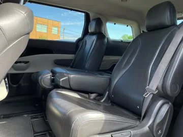 2023 Kia Carnival - image 15