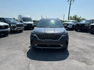 2023 Kia Carnival - image 2