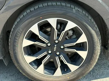 2023 Kia Carnival - image 7