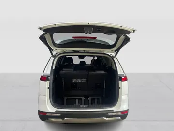 2024 Kia Carnival - image 13