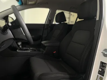 2021 Kia Sportage - image 3