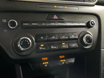 2022 Kia Sportage - image 19